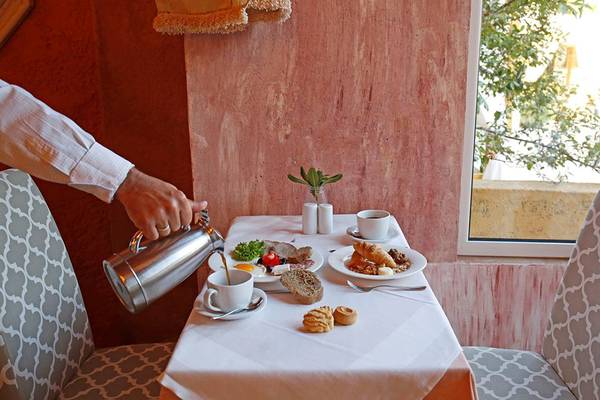 Ein Frühstückstisch im Orpheas Resort mit Kaffee, Speisen und Getränken.