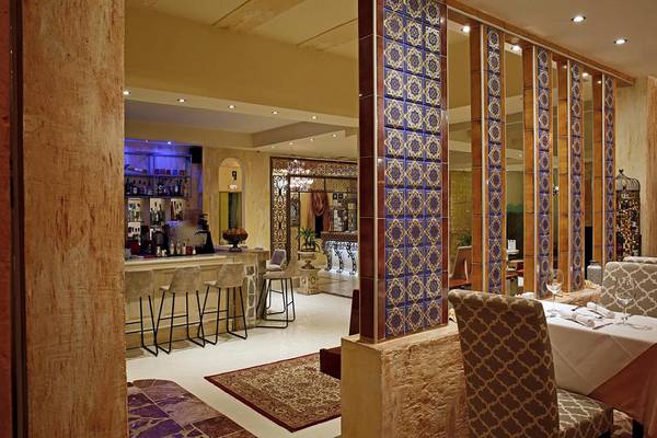 Innenansicht der Bar-Bereich im Orpheas Resort mit Barhockern, Tresen und Wandfliesen.