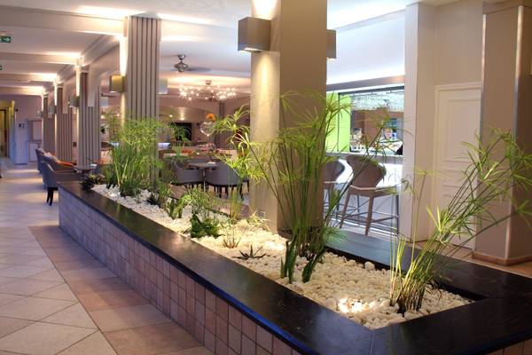 Innenansicht des La Pagerie - Tropical Garden Hotel mit Pflanzen und Möbeln.