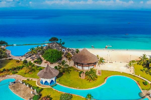 Luftaufnahme des Royal Zanzibar Beach Resorts mit zwei Swimmingpools, Strand und Meer