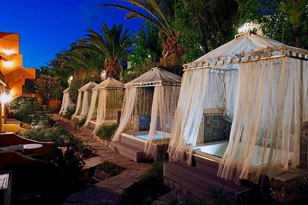Reihe von beleuchteten Jacuzzis im Freien im Orpheas Resort
