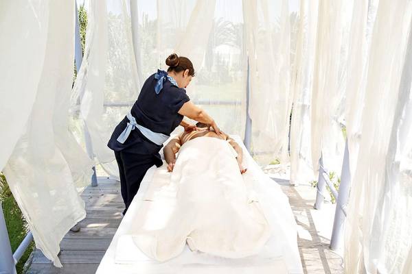 Eine Frau erhält eine Massage im Orpheas Resort.