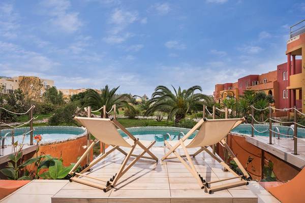 Zwei Sonnenliegen auf der Dachterrasse im Orpheas Resort