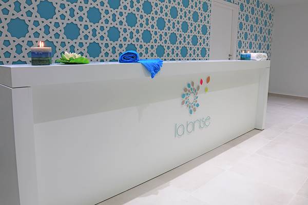 Empfangsbereich des Labranda Marine Aquapark Hotels mit Logo und blauem Dekor.