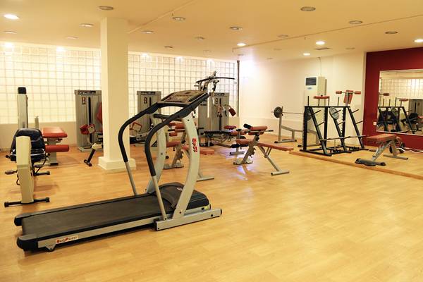 Fitnessstudio im LABRANDA Marine Aquapark mit Laufband und verschiedenen Trainingsgeräten.