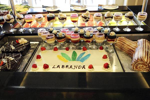 LABRANDA Marine Aquapark Buffet mit verschiedenen Desserts, darunter eine große Torte mit dem Hotelnamen.