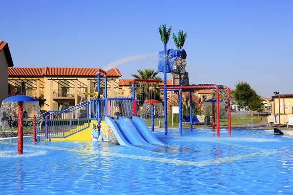 Wasserspielplatz des LABRANDA Marine Aquapark Hotels mit blauen und gelben Rutschen.
