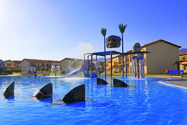 Außenpool mit Wasserrutsche und Haifischzaehnen im LABRANDA Marine Aquapark