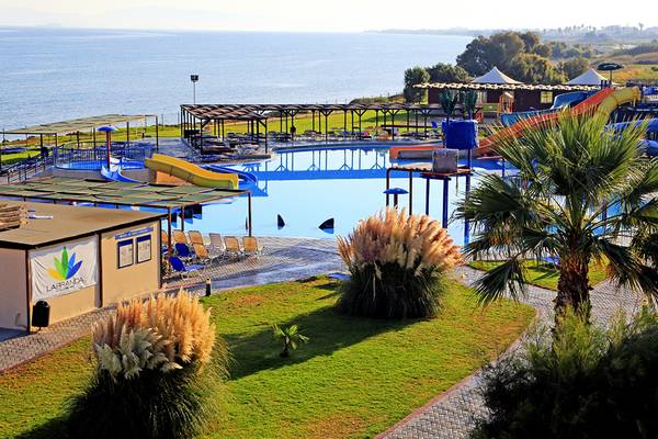 Außenansicht des LABRANDA Marine Aquapark mit Wasserrutschen, Pools und Sonnenliegen.