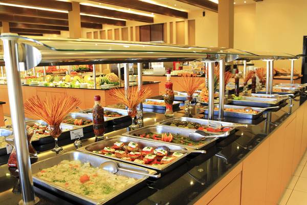 Buffet-Tisch im LABRANDA Marine Aquapark Hotel mit verschiedenen Speisen in Silberschalen.