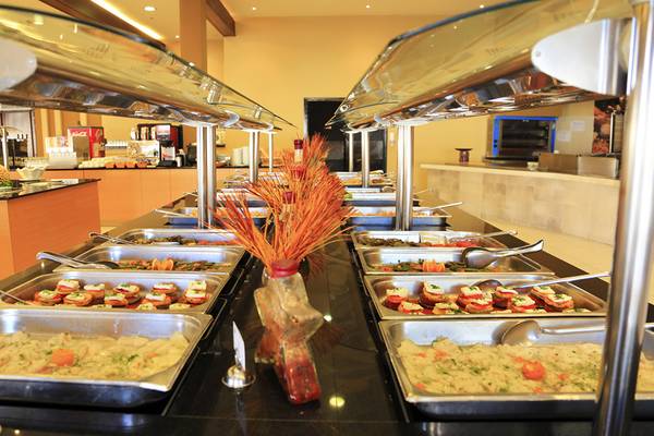 Buffet im LABRANDA Marine Aquapark mit verschiedenen Gerichten in Metallschalen.