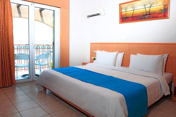 Hotelzimmer mit Balkon im LABRANDA Marine Aquapark mit Blick auf das Meer.