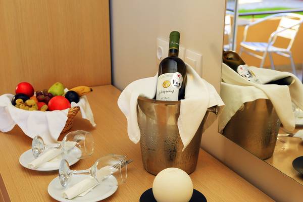 Flasche im Eisbad mit Obst im LABRANDA Marine Aquapark Zimmer