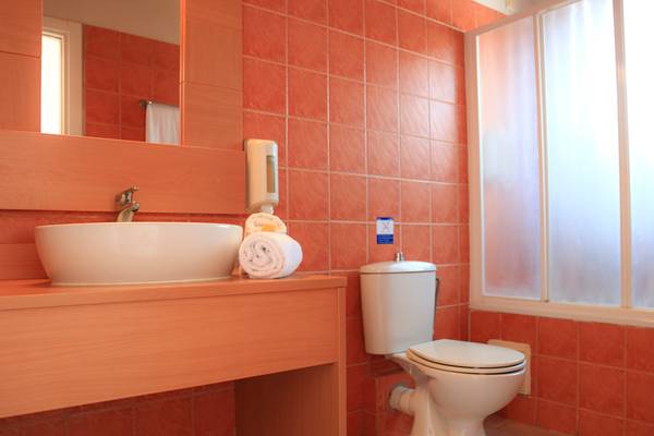 Badezimmer im LABRANDA Marine Aquapark Hotel mit Waschbecken, Toilette und Handtüchern.