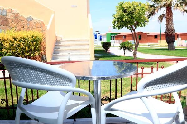 Balkon des Labranda Marine Aquapark Hotels mit Tisch und Stühlen im Freien