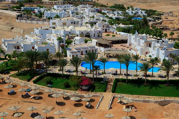 Luftaufnahme des Sharm Club Beach Resorts mit Swimmingpool, Gebäuden und Palmen
