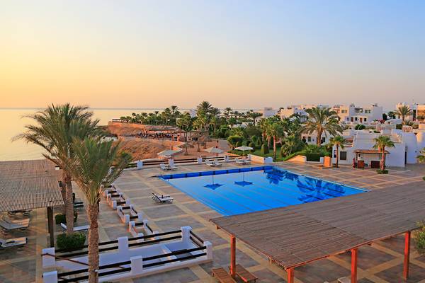 Luftaufnahme des Sharm Club Beach Resorts mit Swimmingpool, Liegen und Sonnenschirmen am Meer