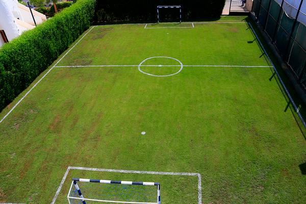 Fussballplatz des Sharm Club Beach Resorts mit Toren und markierten Bereichen