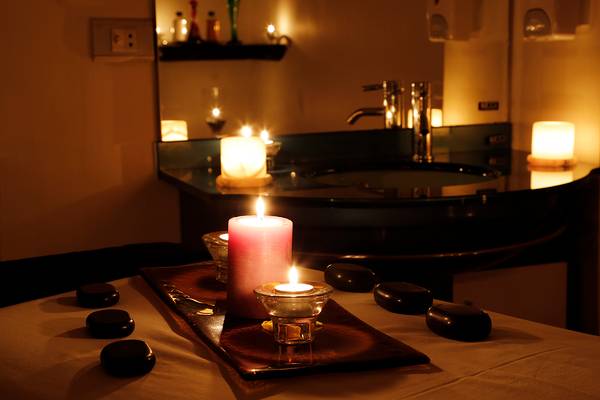 Spa-Bereich im Sharm Club Beach Resort mit Kerzen und Massagesteinen.