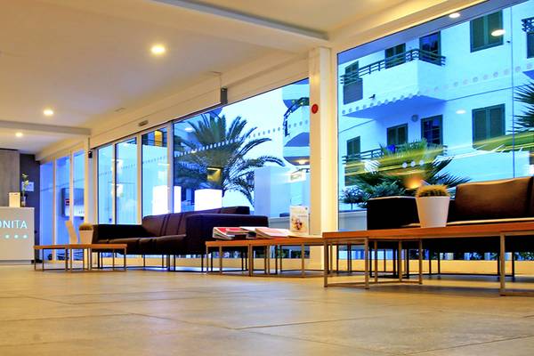 Empfangsbereich des LABRANDA Playa Bonita Hotels mit Rezeption, Sofas und Pflanzen.