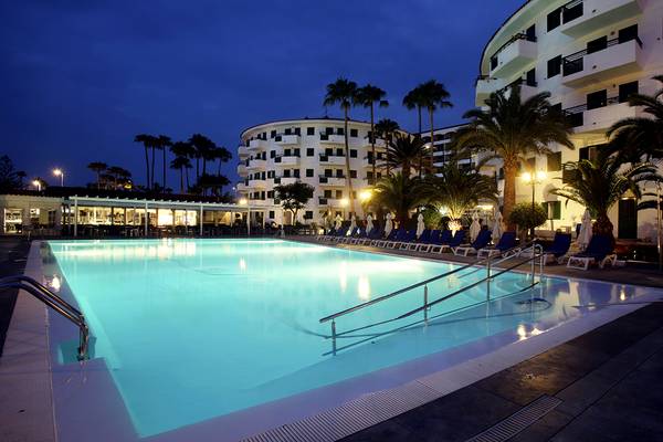 Nachtansicht des Swimmingpools und der Außenterrasse des Labranda Playa Bonita Hotels