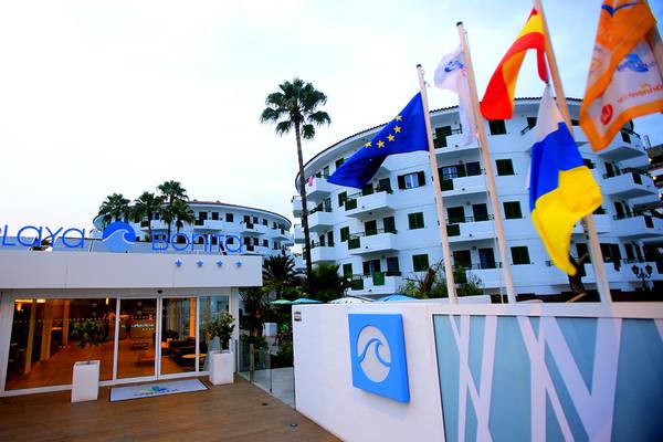 Eingang des LABRANDA Playa Bonita Hotels mit Flaggen und Gebäude im Hintergrund.