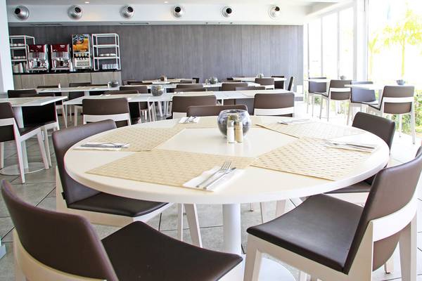 Innenansicht des LABRANDA Playa Bonita Hotel-Restaurants mit runden Tischen und Stühlen.