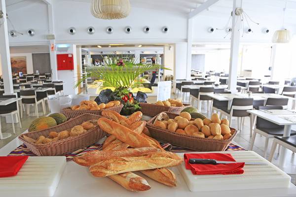 Frühstücksbuffet im LABRANDA Playa Bonita Hotel mit Brot, Obst und Gemüse in Körben.