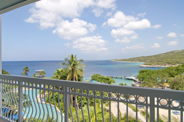Blick vom Balkon auf das Meer im Dreams Curacao Resort, Spa & Casino
