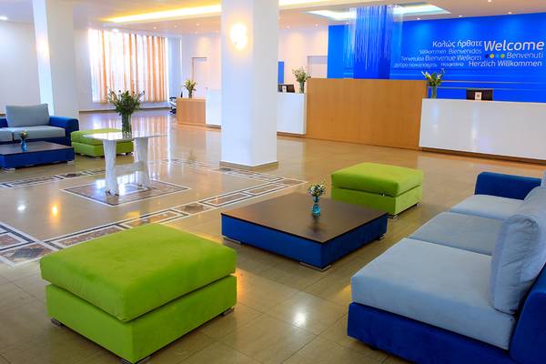 Empfangsbereich des Labranda Kiotari Miraluna Resorts mit Willkommensschild und modernen Möbeln.