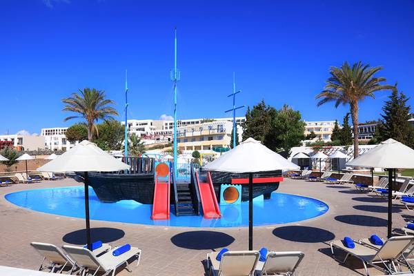 Kinderpool im LABRANDA Kiotari Miraluna Resort mit Piratenschiff und Rutschen.