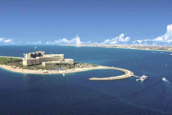 Luxuriöses Hotel auf einer Insel im Meer mit Blick auf Dubai