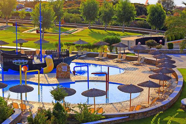 Luftaufnahme des Wasserparks im LABRANDA Kiotari Miraluna Resort mit einem Piratenschiff-Wasserspiel.