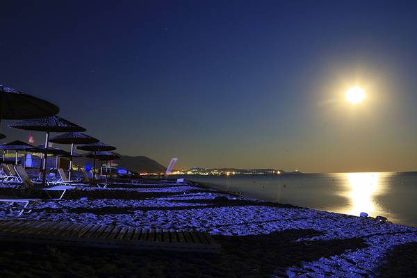 Mondschein-Nacht mit vollem Mond über dem LABRANDA Kiotari Miraluna Resort am Strand.