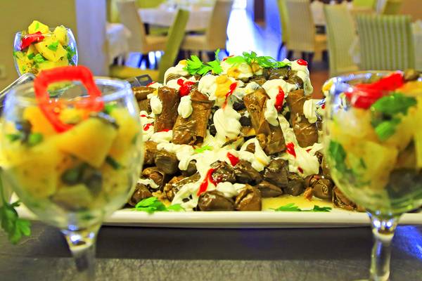 LABRANDA Kiotari Miraluna Resort serviert ein Buffet mit verschiedenen Gerichten.
