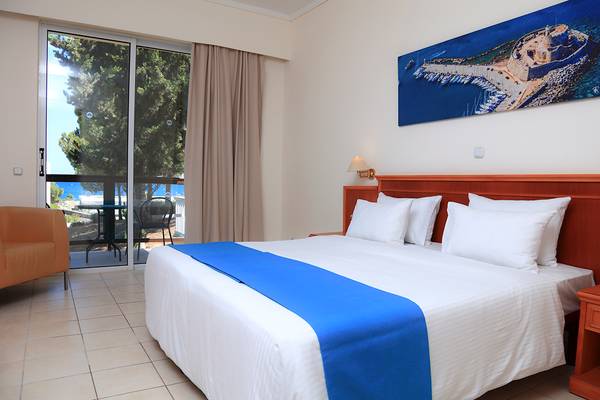 Hotelzimmer im LABRANDA Kiotari Miraluna Resort mit Blick auf den Hafen