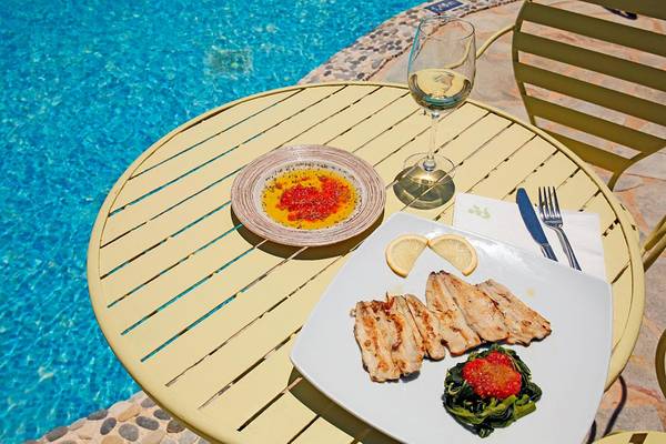 Tisch am Pool mit Essen im Orpheas Resort