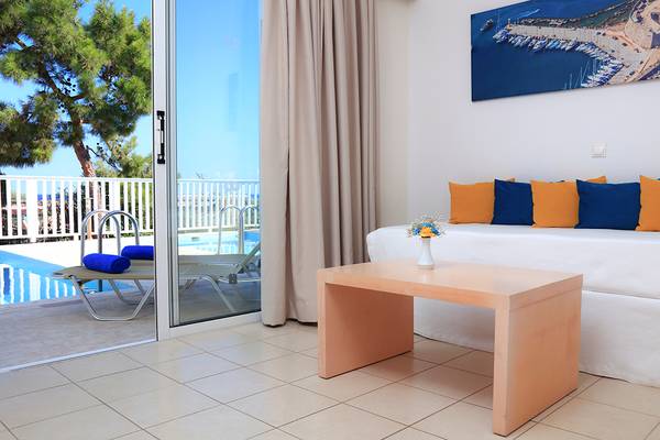 Innenansicht eines Zimmers im LABRANDA Kiotari Miraluna Resort Hotel mit Blick auf den Balkon und den Pool.