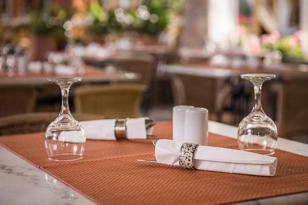 Tisch im Orpheas Resort Restaurant mit Gläsern, Servietten und Gewürzen.