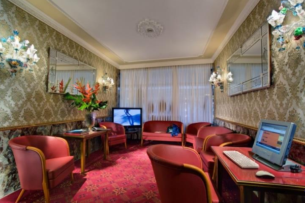 Lobbybereich des Montecarlo Hotels mit roten Möbeln und Computern auf Schreibtischen.