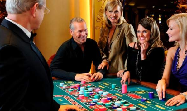 Gruppe von Menschen spielt Roulette im Caesars Palace Hotel