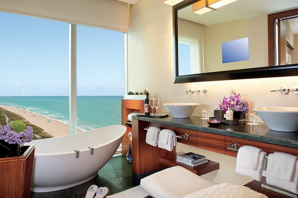Badezimmer mit Meerblick im Ritz Carlton Abu Dhabi Grand Canal