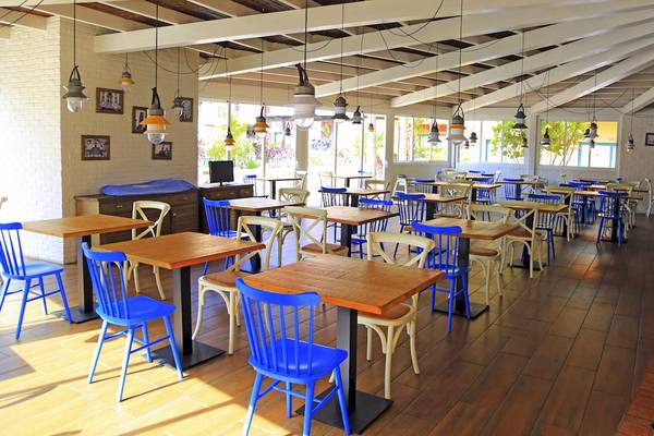 Frühstücksraum im Bluesea Aloe Corralejo Hotel mit blauen Stühlen und Holztischen.