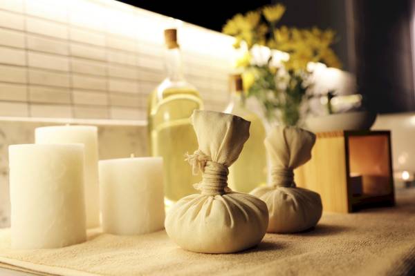 Spa-Behandlung mit Kerzen und Packungen auf einem Tisch