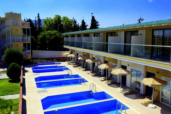 Außenpools des Blue Bay Beach Resorts mit Sonnenliegen und Sonnenschirmen