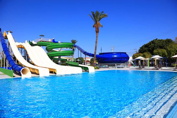 Wasserrutschen im Blue Bay Beach Resort, die in den Pool führen.