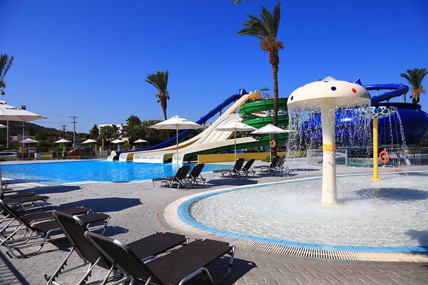 Wasserrutschen und Pool im Blue Bay Beach Resort.