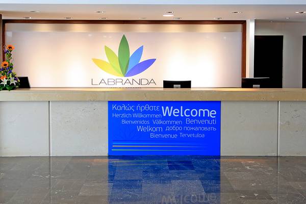 Empfangsbereich des La Branda Resorts mit Willkommenstafel und Logo.