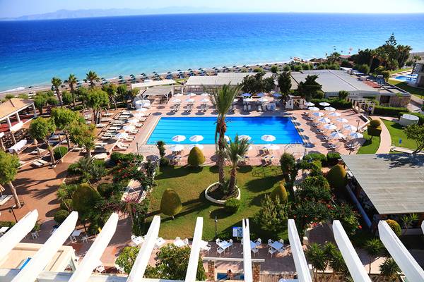 Luftaufnahme des Blue Bay Beach Resorts mit Pool, Liegen und Blick auf den Ozean.