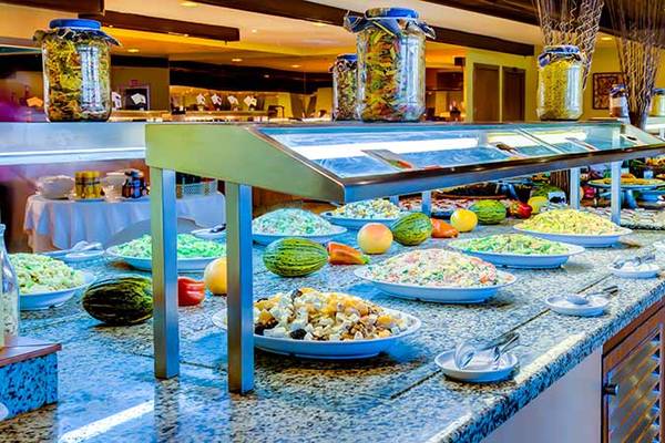 Ein Buffet im SBH Club Paraiso Playa mit verschiedenen Salaten und Früchten.